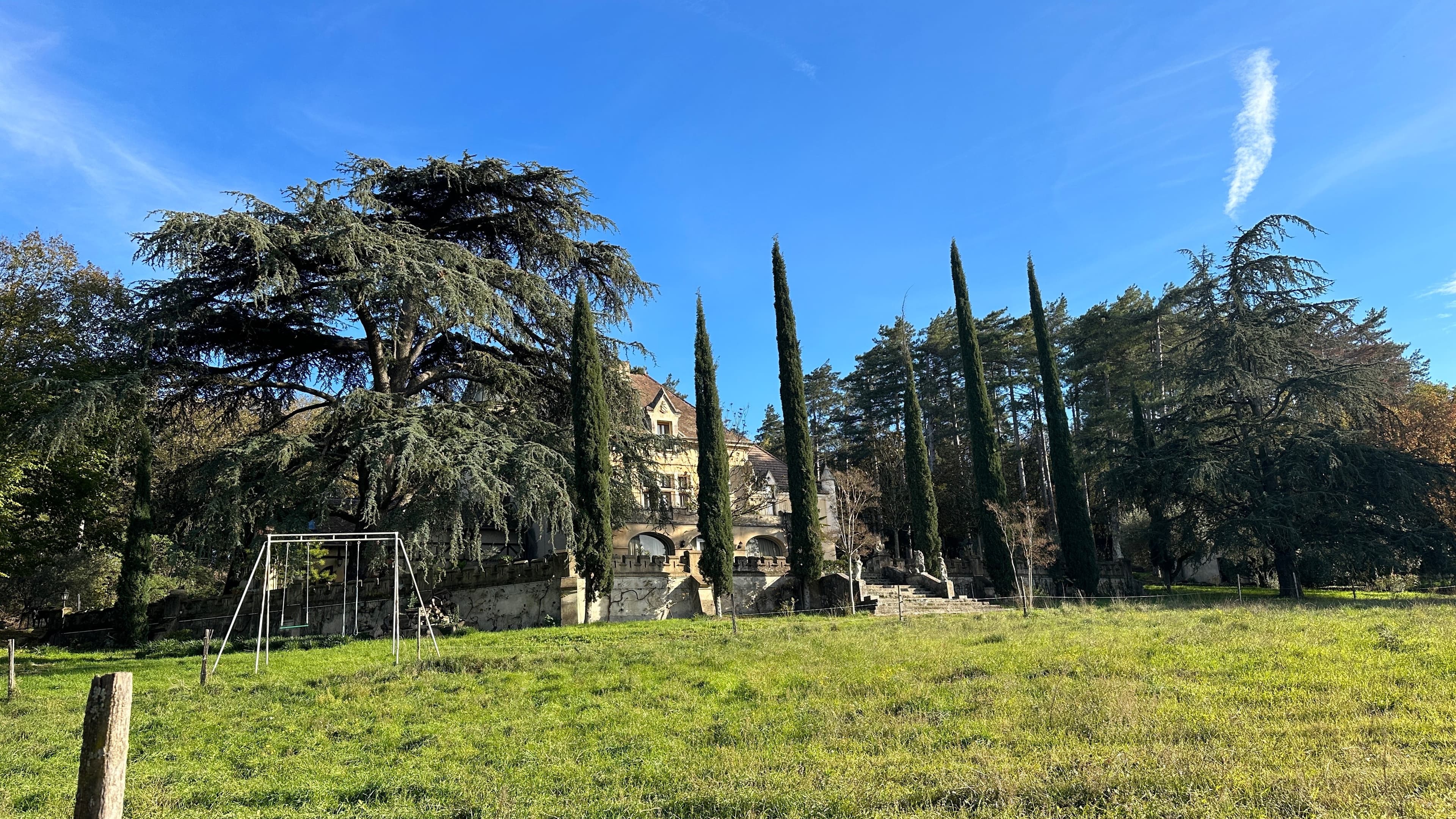 Exterior view of the Le Perchoir estate