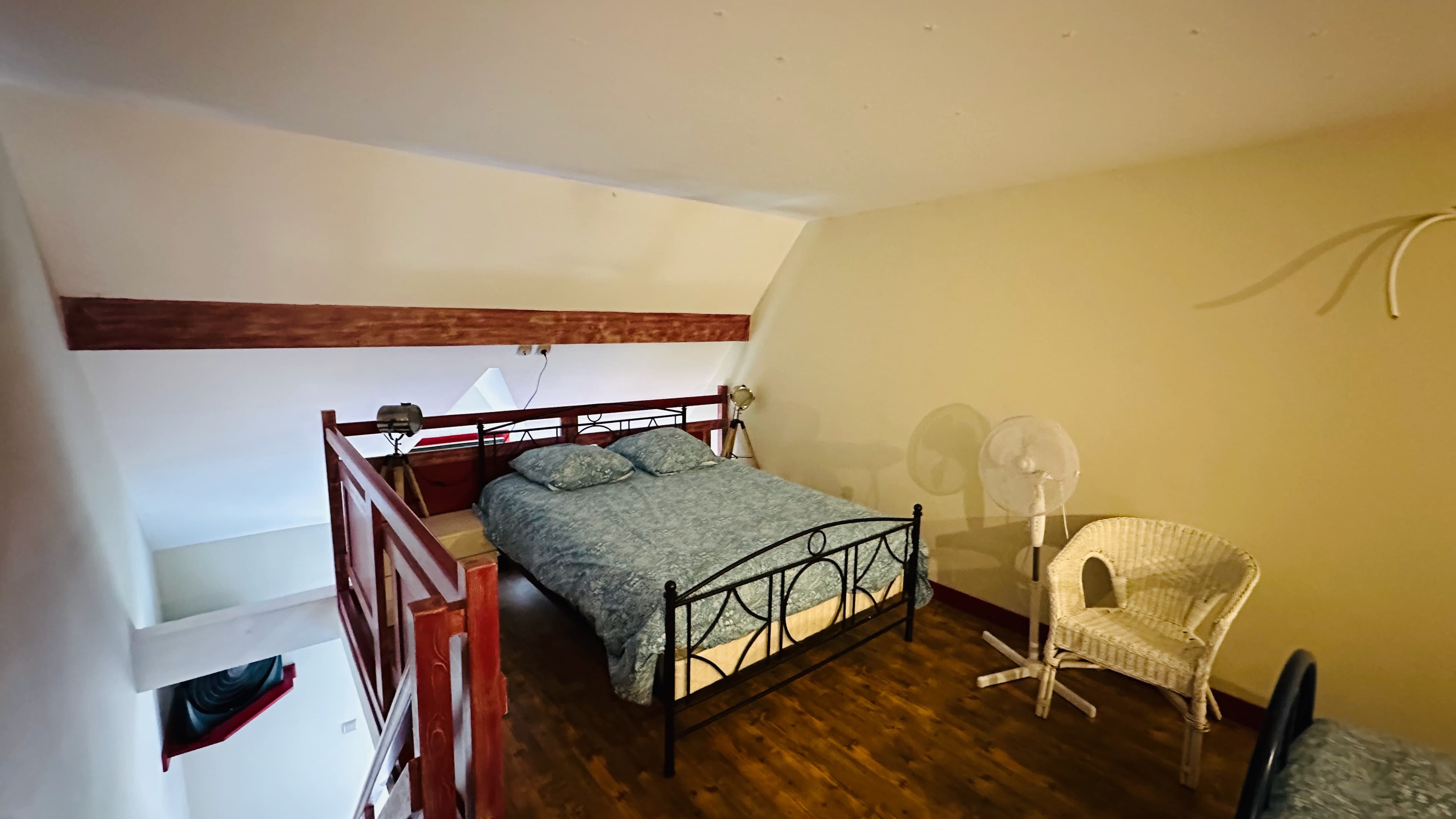 Attic space in the Ménestrel guest room in Montélimar