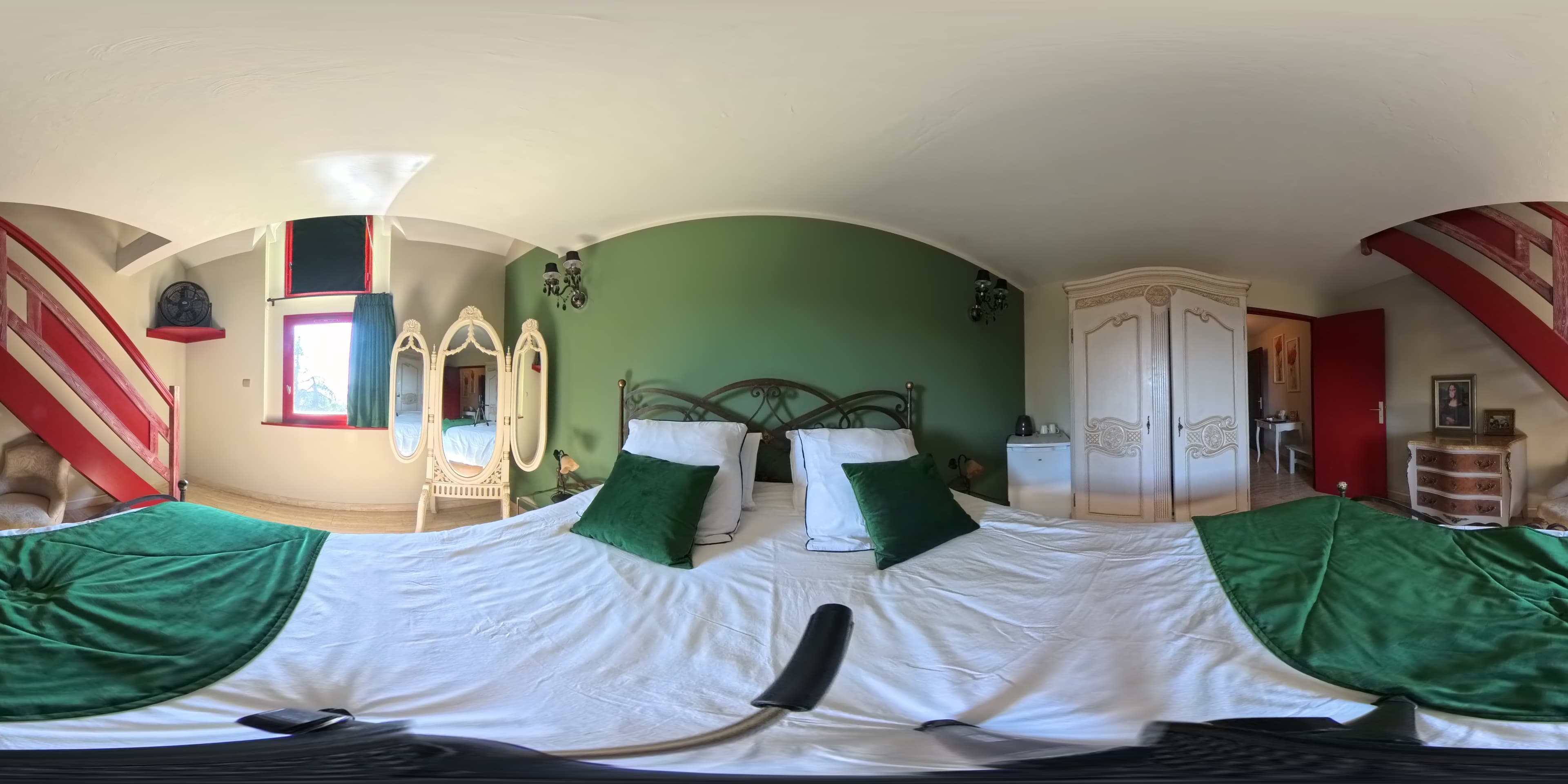 360° panoramic view of the Ménestrel guest room in Montélimar