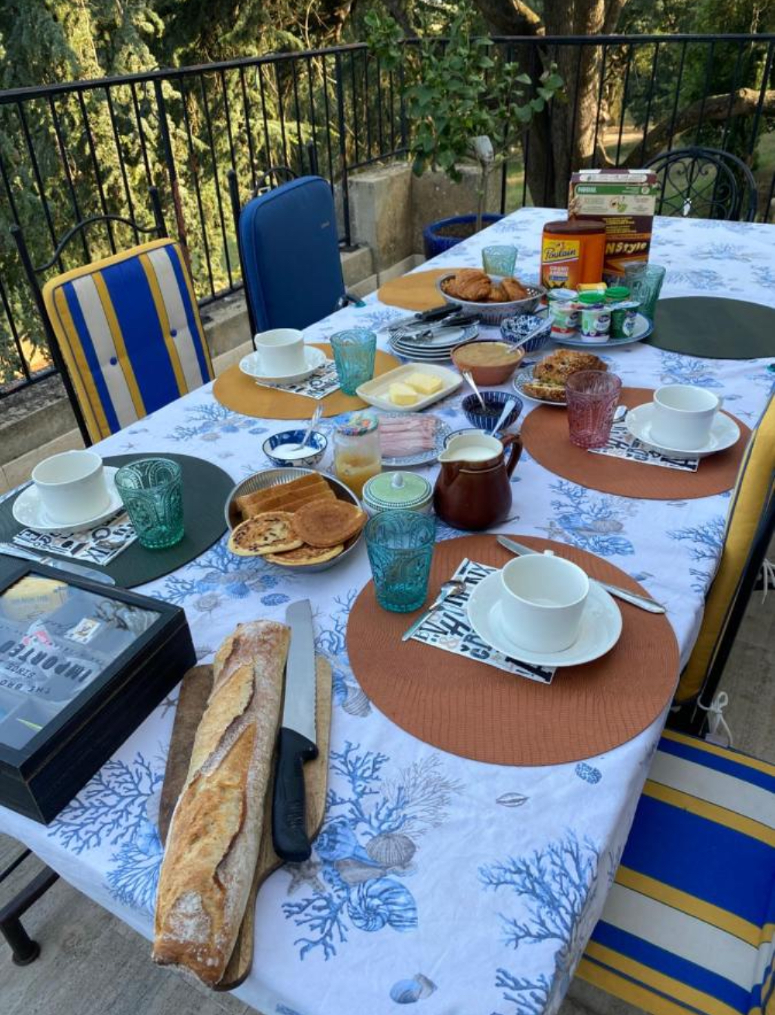 Petit-déjeuner gourmand servi au Perchoir