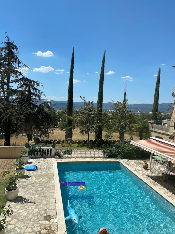 Piscine du Perchoir avec vue sur la campagne environnante