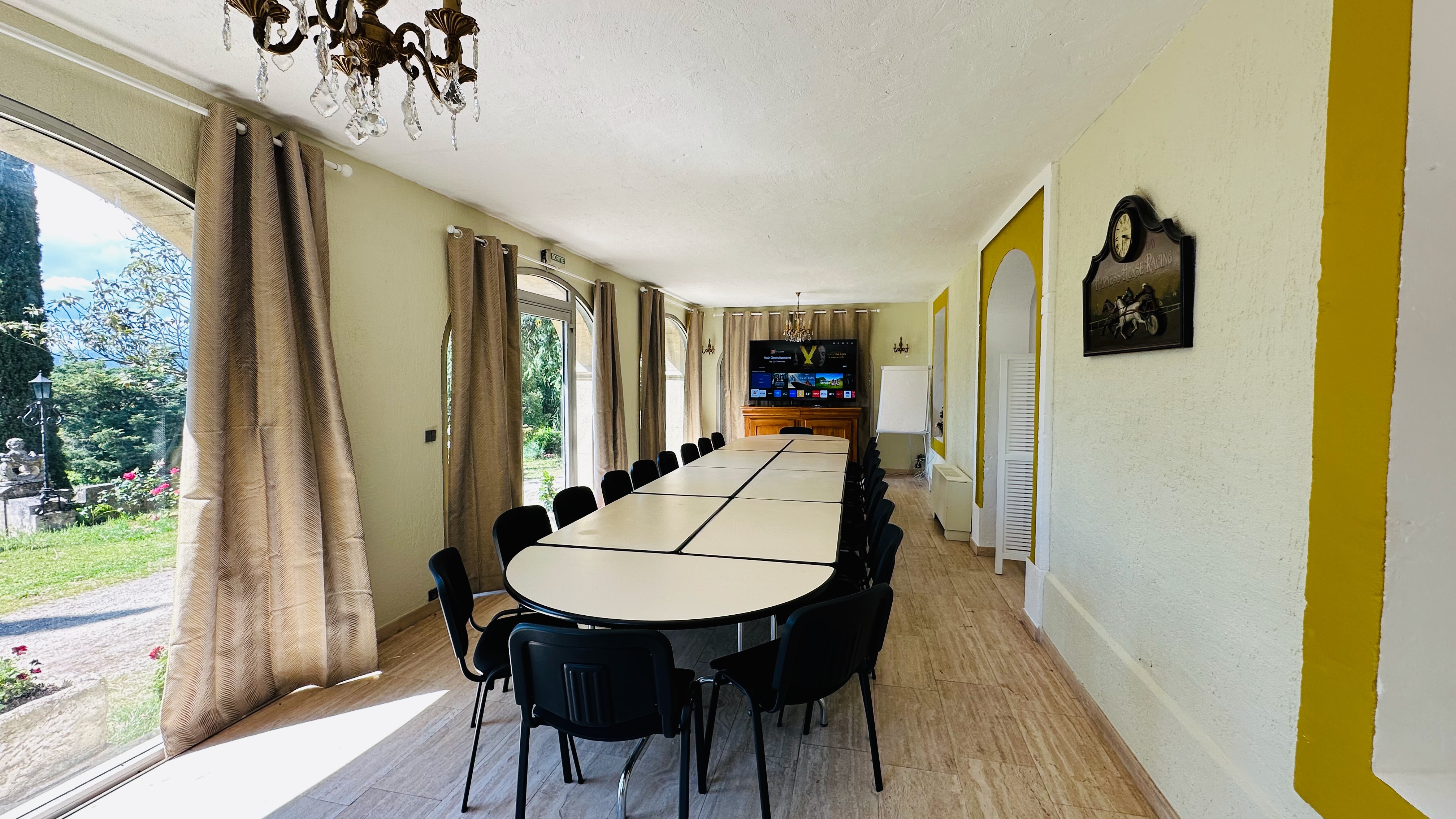 Location Salle Olivier Montélimar - Vue d'ensemble avec grande table